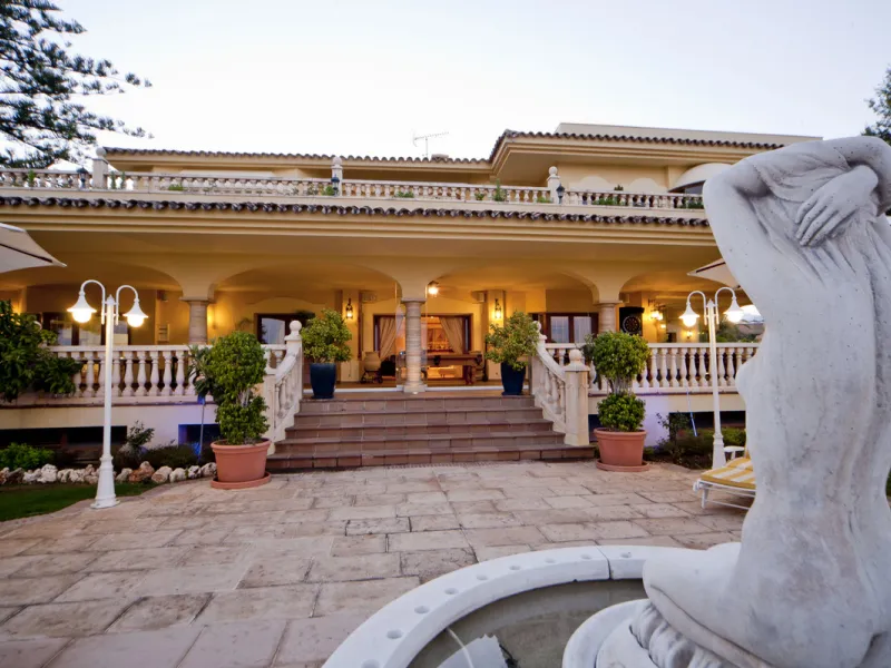 Built in 2002,  is undoubtedly one of the most desirable homes in the area. With an image of luxury and ostentation in true Marbella style, it is characterized by the high quality used in its construction and the large number of artistic details in the de