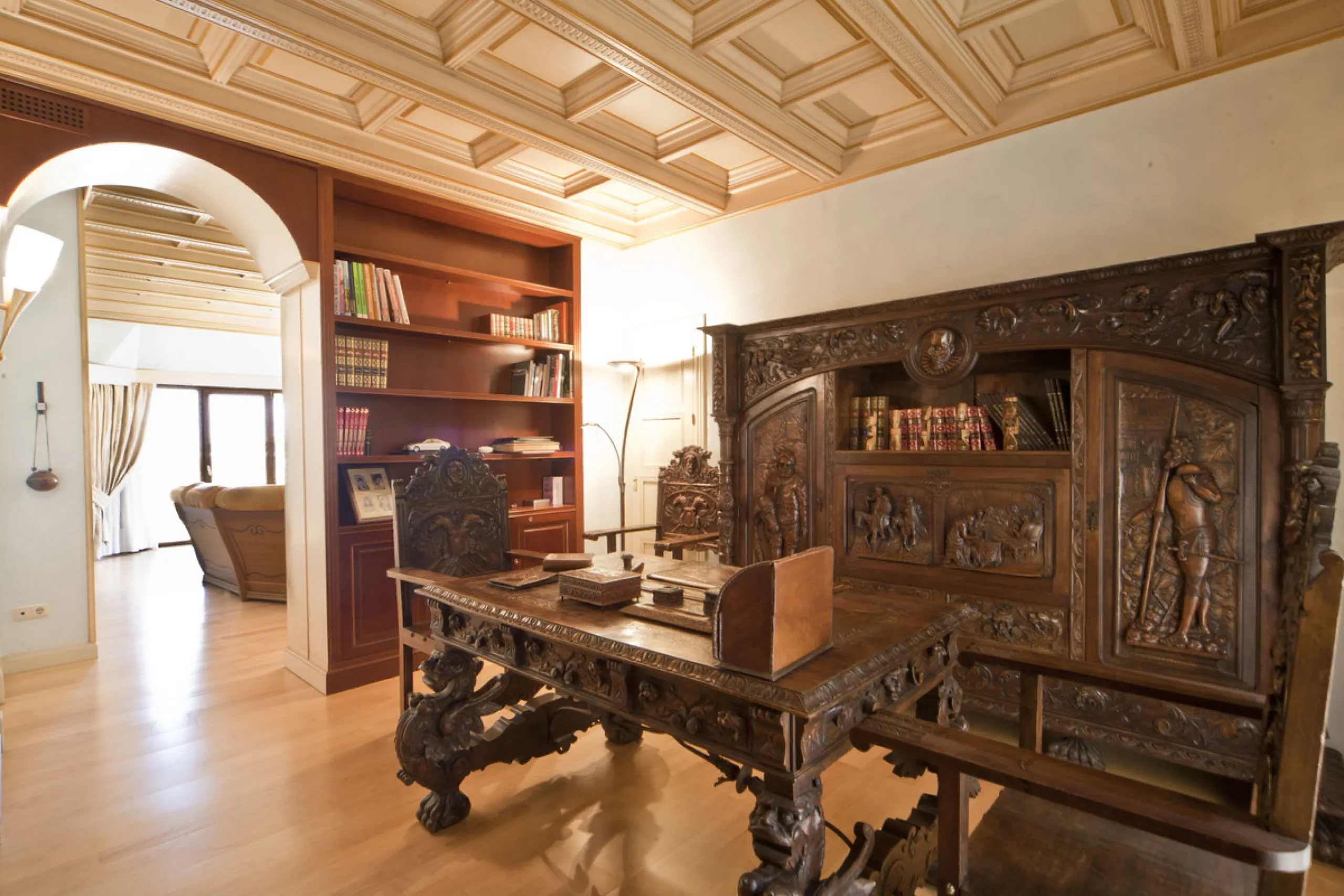 Built in 2002,  is undoubtedly one of the most desirable homes in the area. With an image of luxury and ostentation in true Marbella style, it is characterized by the high quality used in its construction and the large number of artistic details in the de