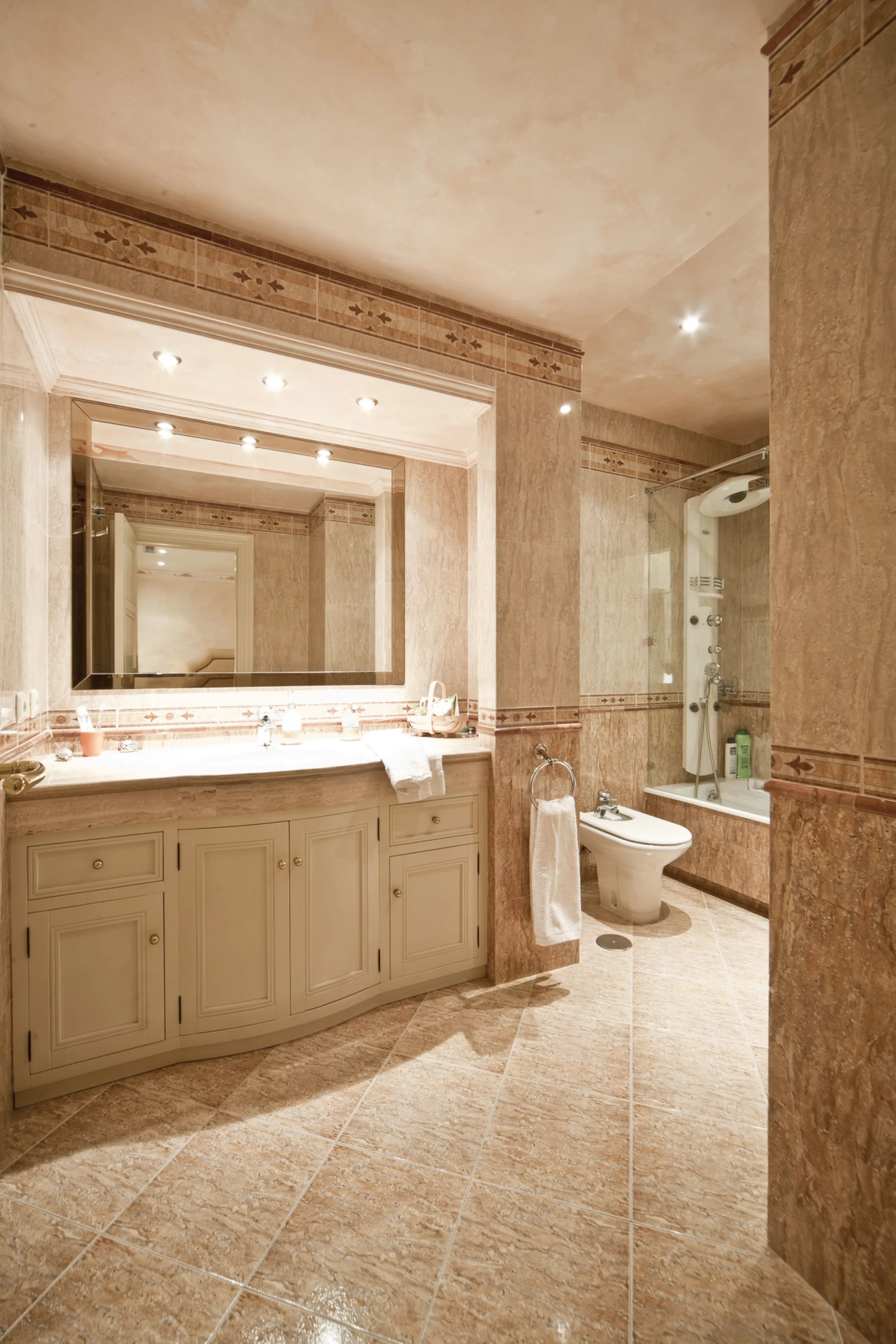 Built in 2002,  is undoubtedly one of the most desirable homes in the area. With an image of luxury and ostentation in true Marbella style, it is characterized by the high quality used in its construction and the large number of artistic details in the de
