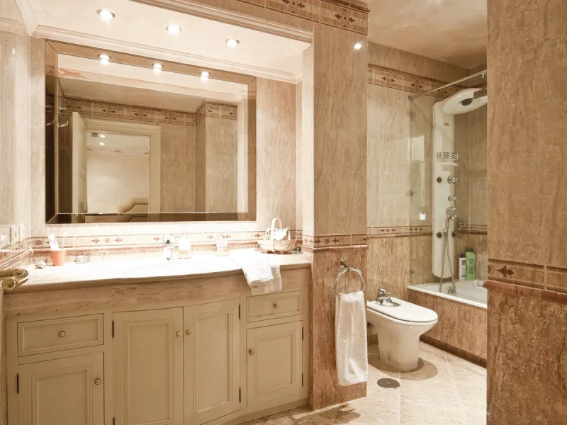 Built in 2002,  is undoubtedly one of the most desirable homes in the area. With an image of luxury and ostentation in true Marbella style, it is characterized by the high quality used in its construction and the large number of artistic details in the de