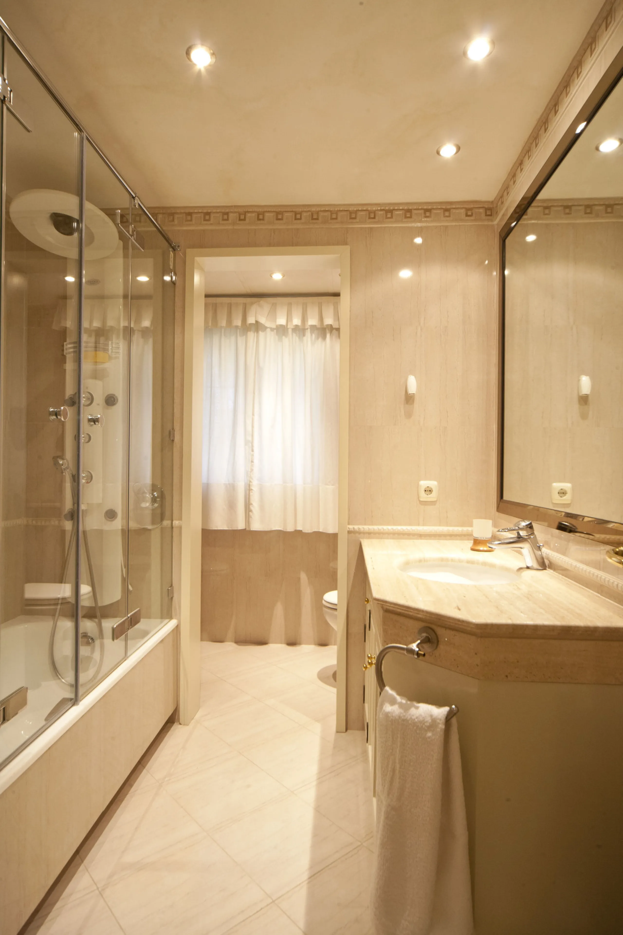 Built in 2002,  is undoubtedly one of the most desirable homes in the area. With an image of luxury and ostentation in true Marbella style, it is characterized by the high quality used in its construction and the large number of artistic details in the de