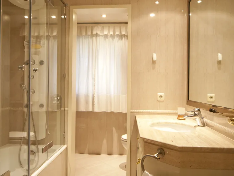 Built in 2002,  is undoubtedly one of the most desirable homes in the area. With an image of luxury and ostentation in true Marbella style, it is characterized by the high quality used in its construction and the large number of artistic details in the de