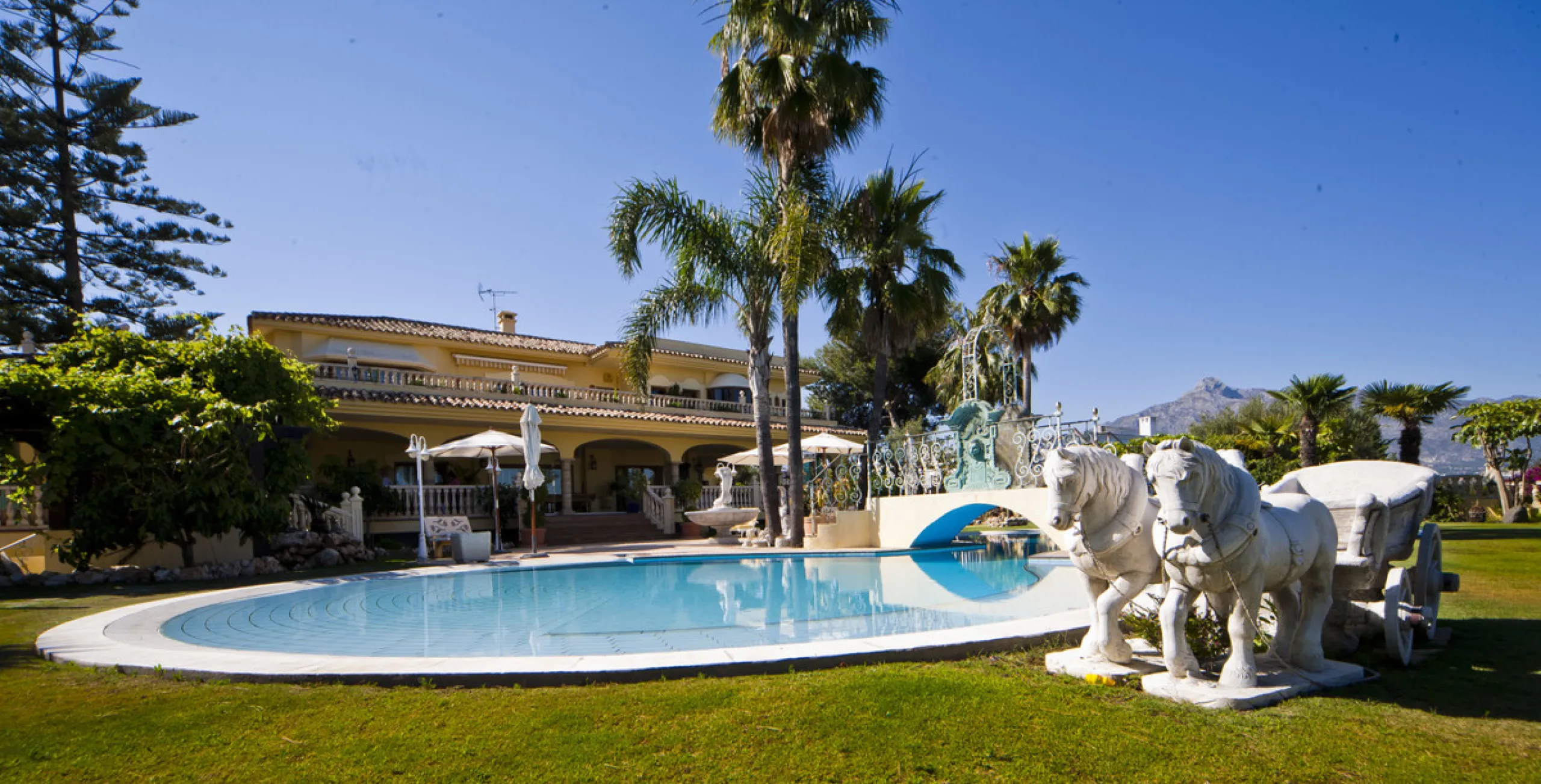 Built in 2002,  is undoubtedly one of the most desirable homes in the area. With an image of luxury and ostentation in true Marbella style, it is characterized by the high quality used in its construction and the large number of artistic details in the de