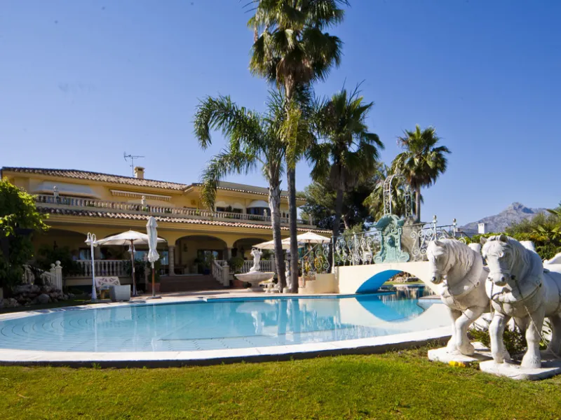 Built in 2002,  is undoubtedly one of the most desirable homes in the area. With an image of luxury and ostentation in true Marbella style, it is characterized by the high quality used in its construction and the large number of artistic details in the de