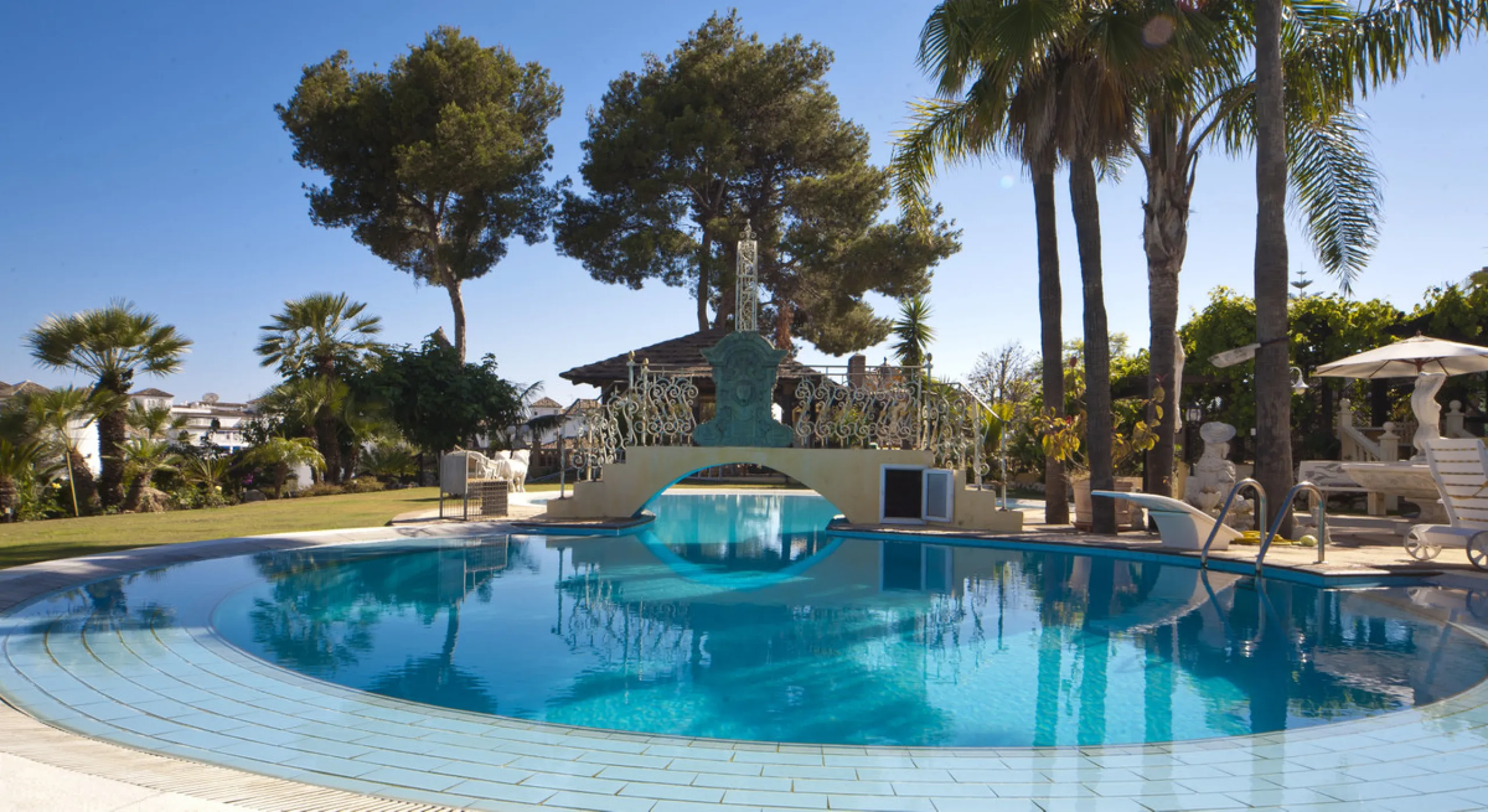 Built in 2002,  is undoubtedly one of the most desirable homes in the area. With an image of luxury and ostentation in true Marbella style, it is characterized by the high quality used in its construction and the large number of artistic details in the de
