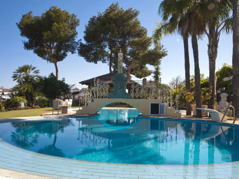 Built in 2002,  is undoubtedly one of the most desirable homes in the area. With an image of luxury and ostentation in true Marbella style, it is characterized by the high quality used in its construction and the large number of artistic details in the de