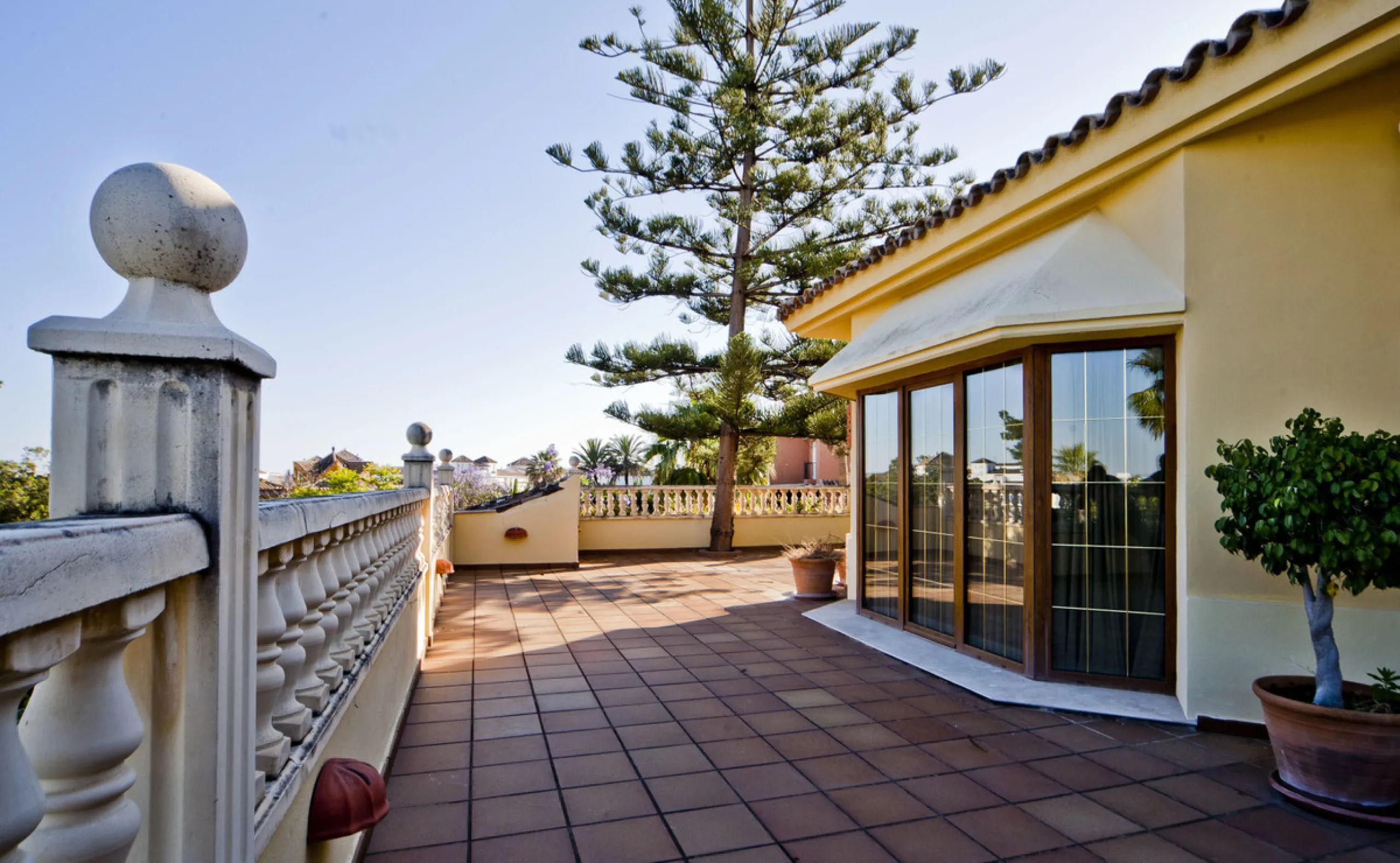 Built in 2002,  is undoubtedly one of the most desirable homes in the area. With an image of luxury and ostentation in true Marbella style, it is characterized by the high quality used in its construction and the large number of artistic details in the de