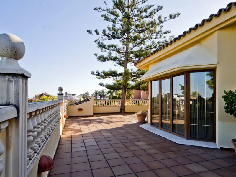 Built in 2002,  is undoubtedly one of the most desirable homes in the area. With an image of luxury and ostentation in true Marbella style, it is characterized by the high quality used in its construction and the large number of artistic details in the de