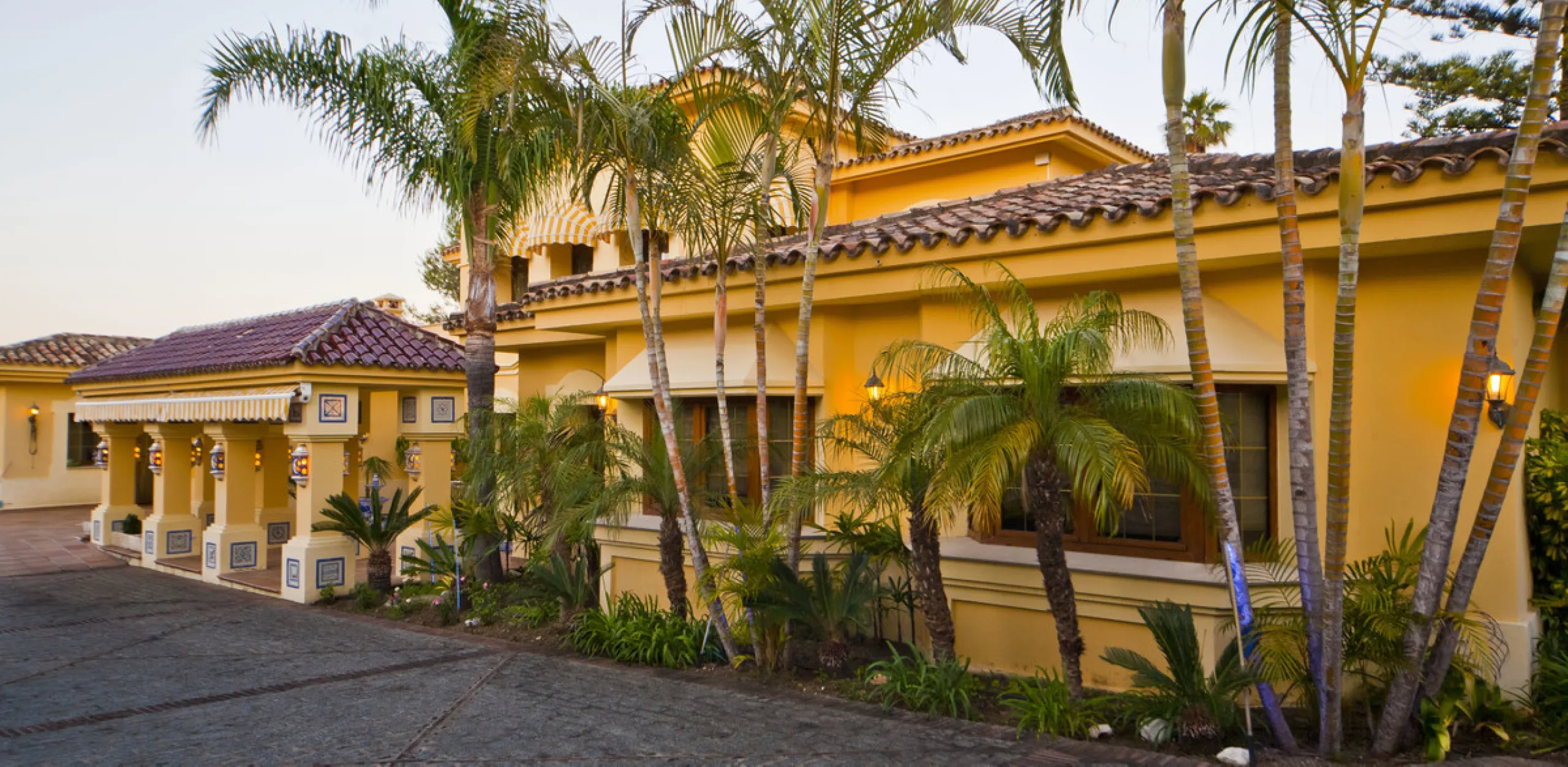 Built in 2002,  is undoubtedly one of the most desirable homes in the area. With an image of luxury and ostentation in true Marbella style, it is characterized by the high quality used in its construction and the large number of artistic details in the de