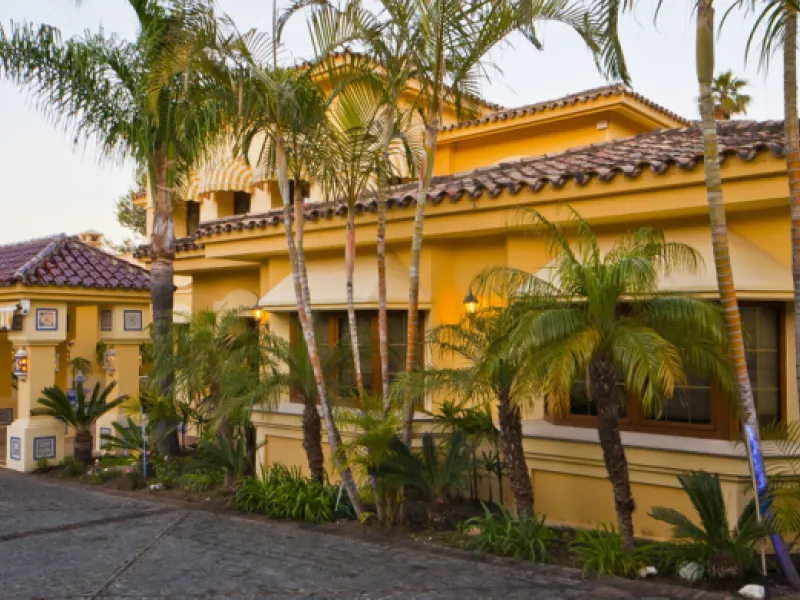 Built in 2002,  is undoubtedly one of the most desirable homes in the area. With an image of luxury and ostentation in true Marbella style, it is characterized by the high quality used in its construction and the large number of artistic details in the de