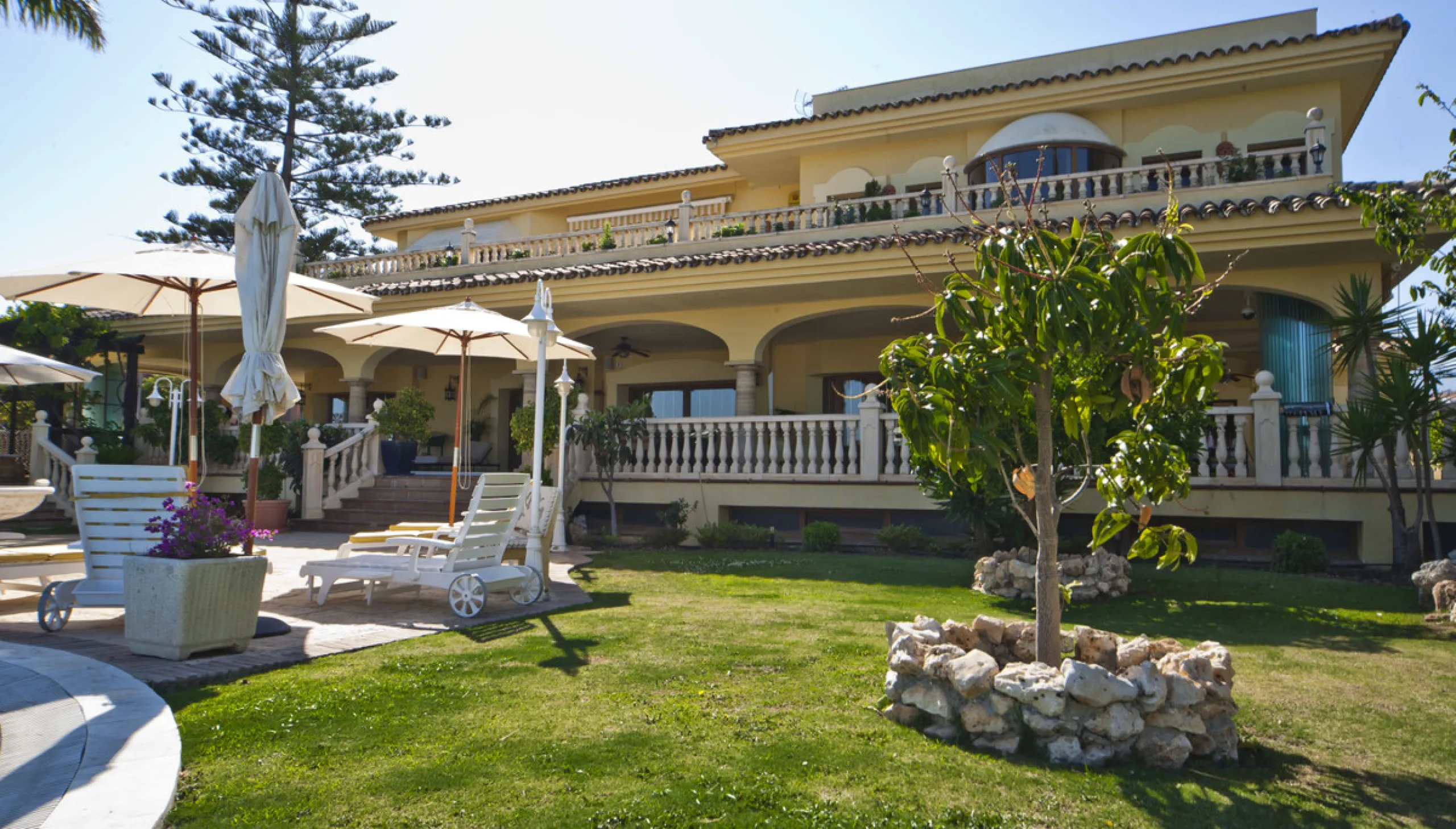 Built in 2002,  is undoubtedly one of the most desirable homes in the area. With an image of luxury and ostentation in true Marbella style, it is characterized by the high quality used in its construction and the large number of artistic details in the de