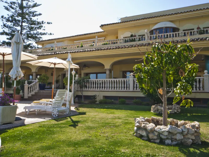 Built in 2002,  is undoubtedly one of the most desirable homes in the area. With an image of luxury and ostentation in true Marbella style, it is characterized by the high quality used in its construction and the large number of artistic details in the de