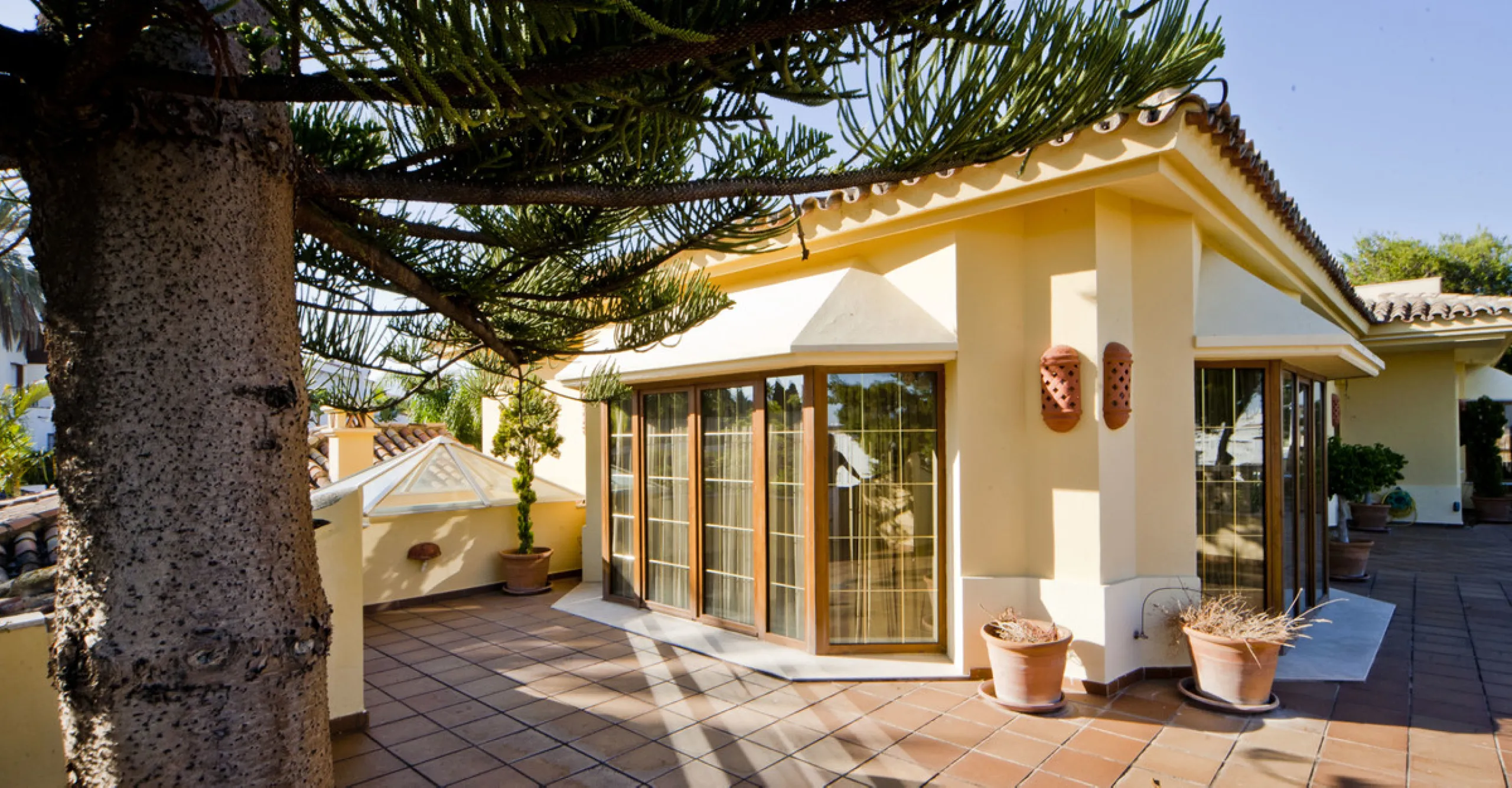 Built in 2002,  is undoubtedly one of the most desirable homes in the area. With an image of luxury and ostentation in true Marbella style, it is characterized by the high quality used in its construction and the large number of artistic details in the de