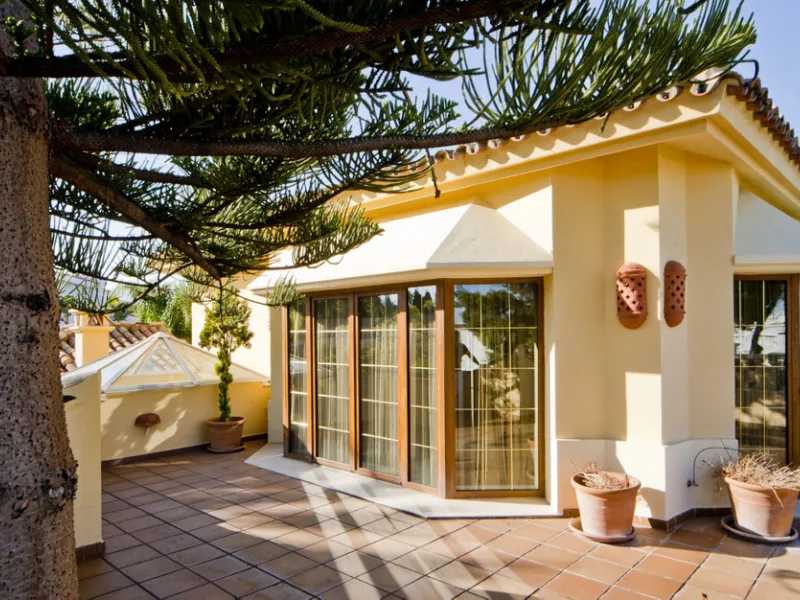 Built in 2002,  is undoubtedly one of the most desirable homes in the area. With an image of luxury and ostentation in true Marbella style, it is characterized by the high quality used in its construction and the large number of artistic details in the de