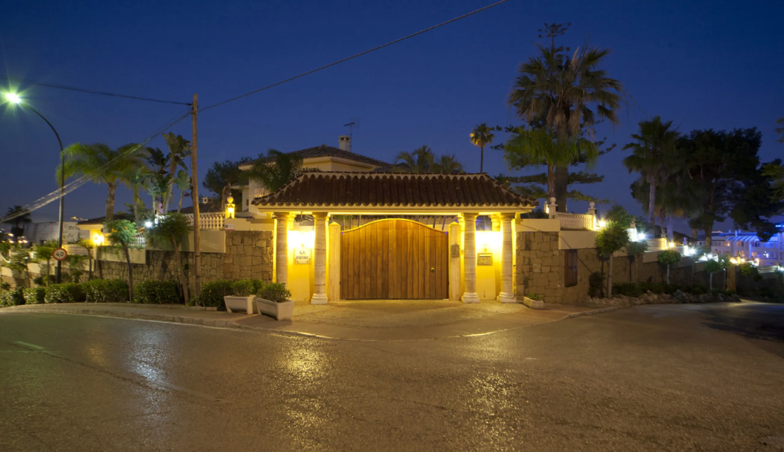 Built in 2002,  is undoubtedly one of the most desirable homes in the area. With an image of luxury and ostentation in true Marbella style, it is characterized by the high quality used in its construction and the large number of artistic details in the de
