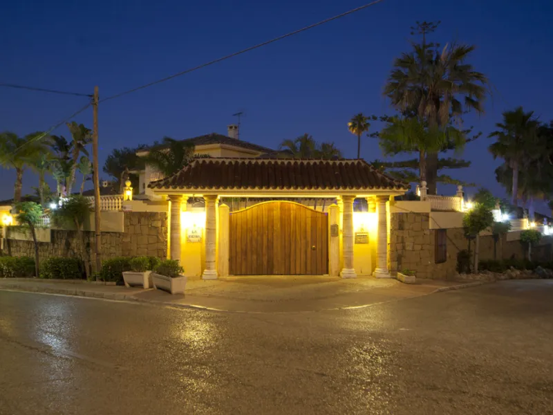 Built in 2002,  is undoubtedly one of the most desirable homes in the area. With an image of luxury and ostentation in true Marbella style, it is characterized by the high quality used in its construction and the large number of artistic details in the de