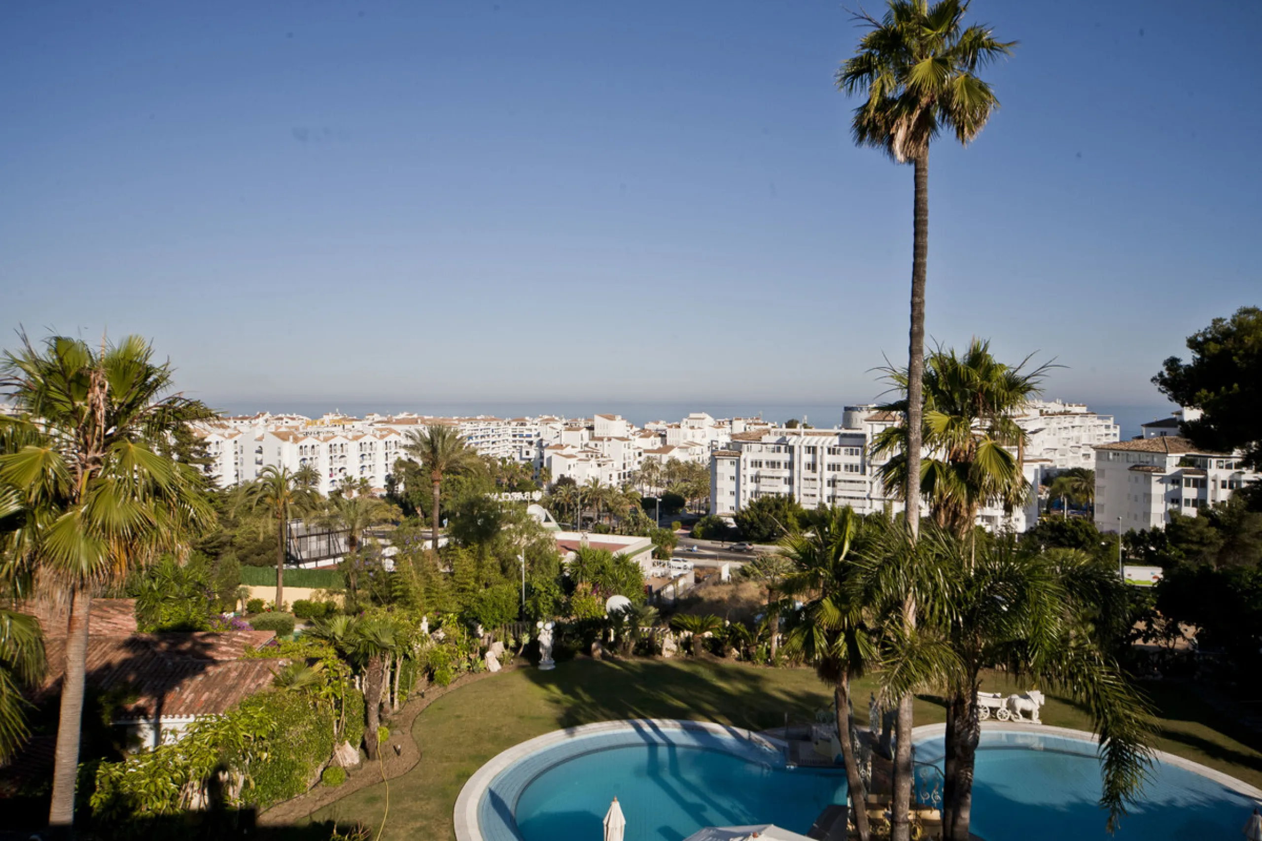 Built in 2002,  is undoubtedly one of the most desirable homes in the area. With an image of luxury and ostentation in true Marbella style, it is characterized by the high quality used in its construction and the large number of artistic details in the de
