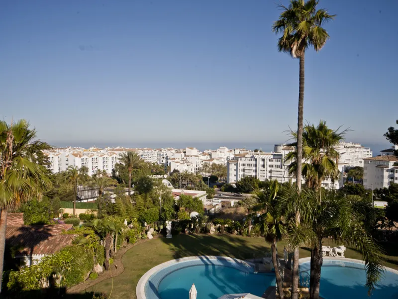 Built in 2002,  is undoubtedly one of the most desirable homes in the area. With an image of luxury and ostentation in true Marbella style, it is characterized by the high quality used in its construction and the large number of artistic details in the de