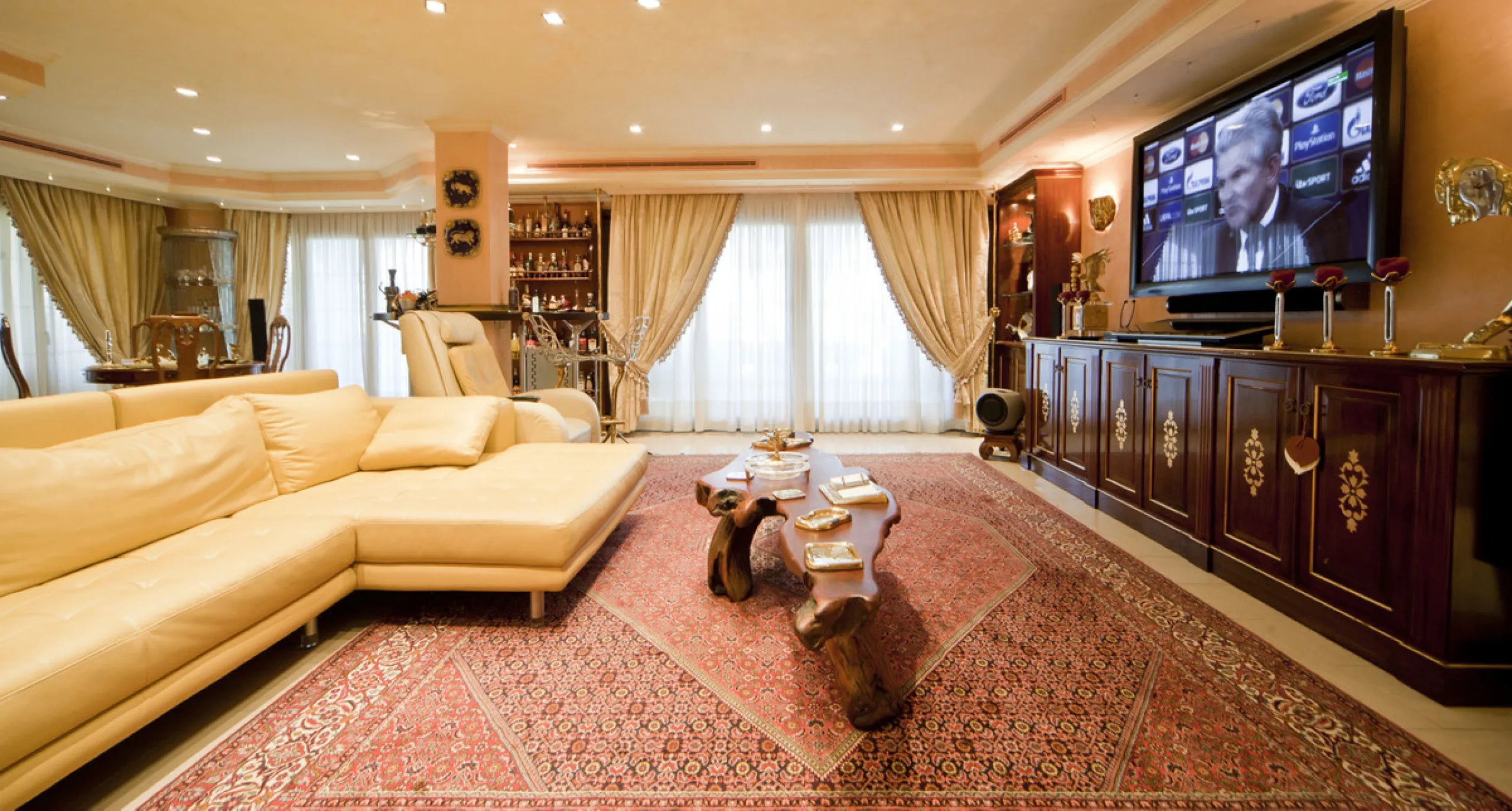 Built in 2002,  is undoubtedly one of the most desirable homes in the area. With an image of luxury and ostentation in true Marbella style, it is characterized by the high quality used in its construction and the large number of artistic details in the de