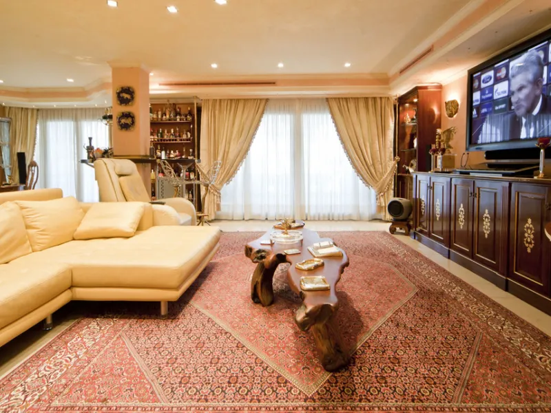 Built in 2002,  is undoubtedly one of the most desirable homes in the area. With an image of luxury and ostentation in true Marbella style, it is characterized by the high quality used in its construction and the large number of artistic details in the de