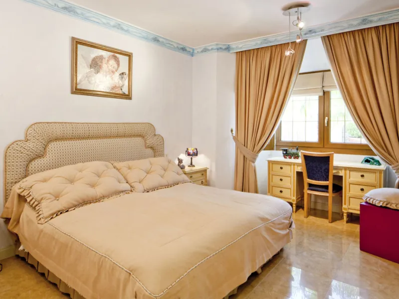 Built in 2002,  is undoubtedly one of the most desirable homes in the area. With an image of luxury and ostentation in true Marbella style, it is characterized by the high quality used in its construction and the large number of artistic details in the de
