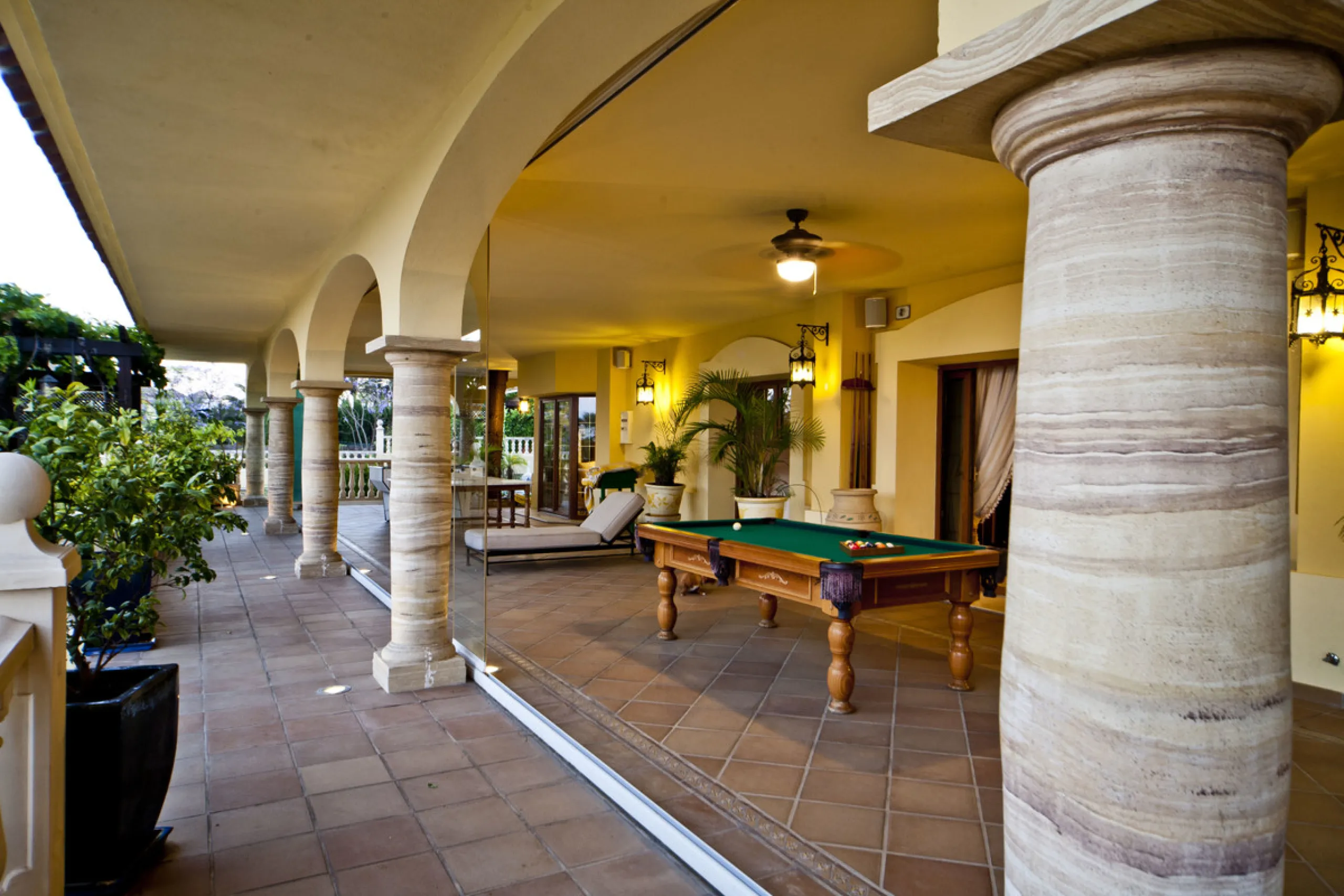 Built in 2002,  is undoubtedly one of the most desirable homes in the area. With an image of luxury and ostentation in true Marbella style, it is characterized by the high quality used in its construction and the large number of artistic details in the de