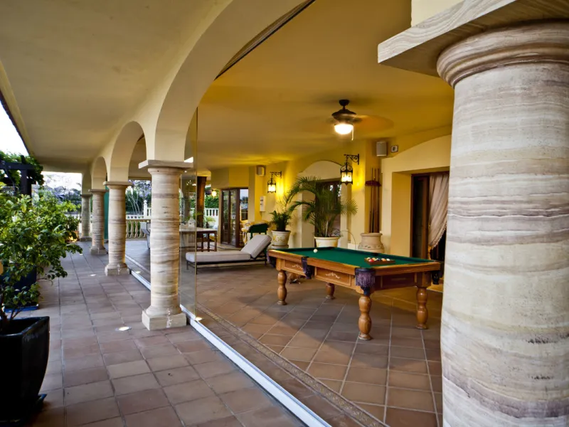 Built in 2002,  is undoubtedly one of the most desirable homes in the area. With an image of luxury and ostentation in true Marbella style, it is characterized by the high quality used in its construction and the large number of artistic details in the de