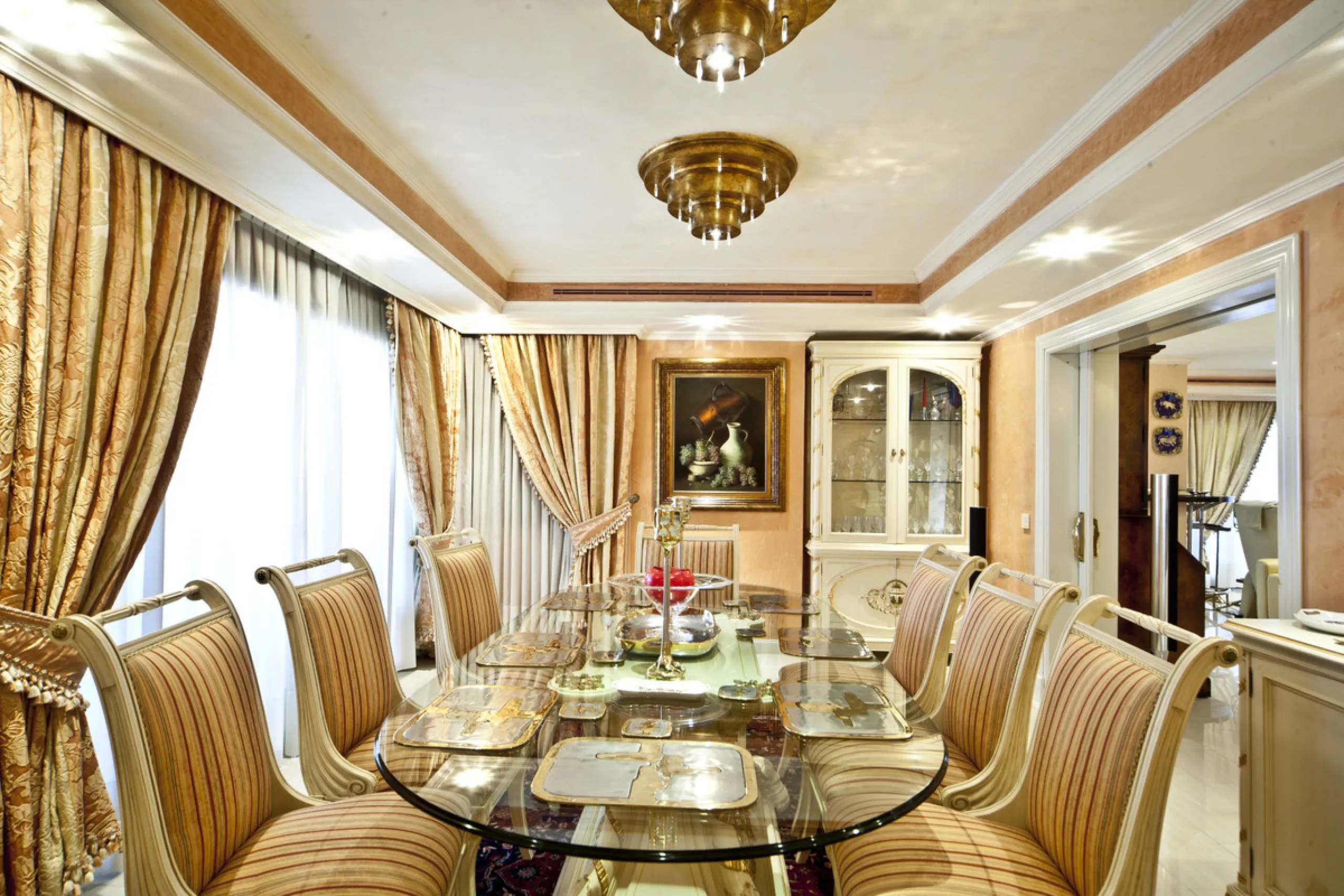 Built in 2002,  is undoubtedly one of the most desirable homes in the area. With an image of luxury and ostentation in true Marbella style, it is characterized by the high quality used in its construction and the large number of artistic details in the de
