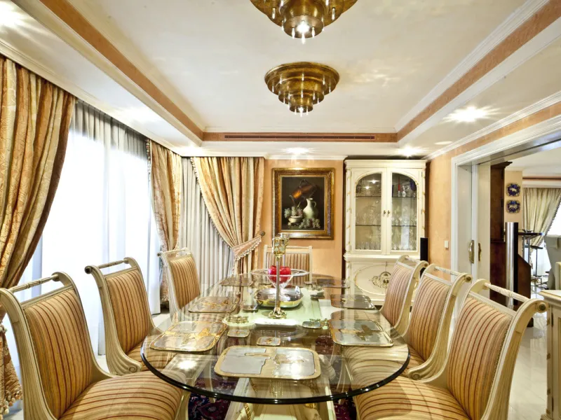 Built in 2002,  is undoubtedly one of the most desirable homes in the area. With an image of luxury and ostentation in true Marbella style, it is characterized by the high quality used in its construction and the large number of artistic details in the de