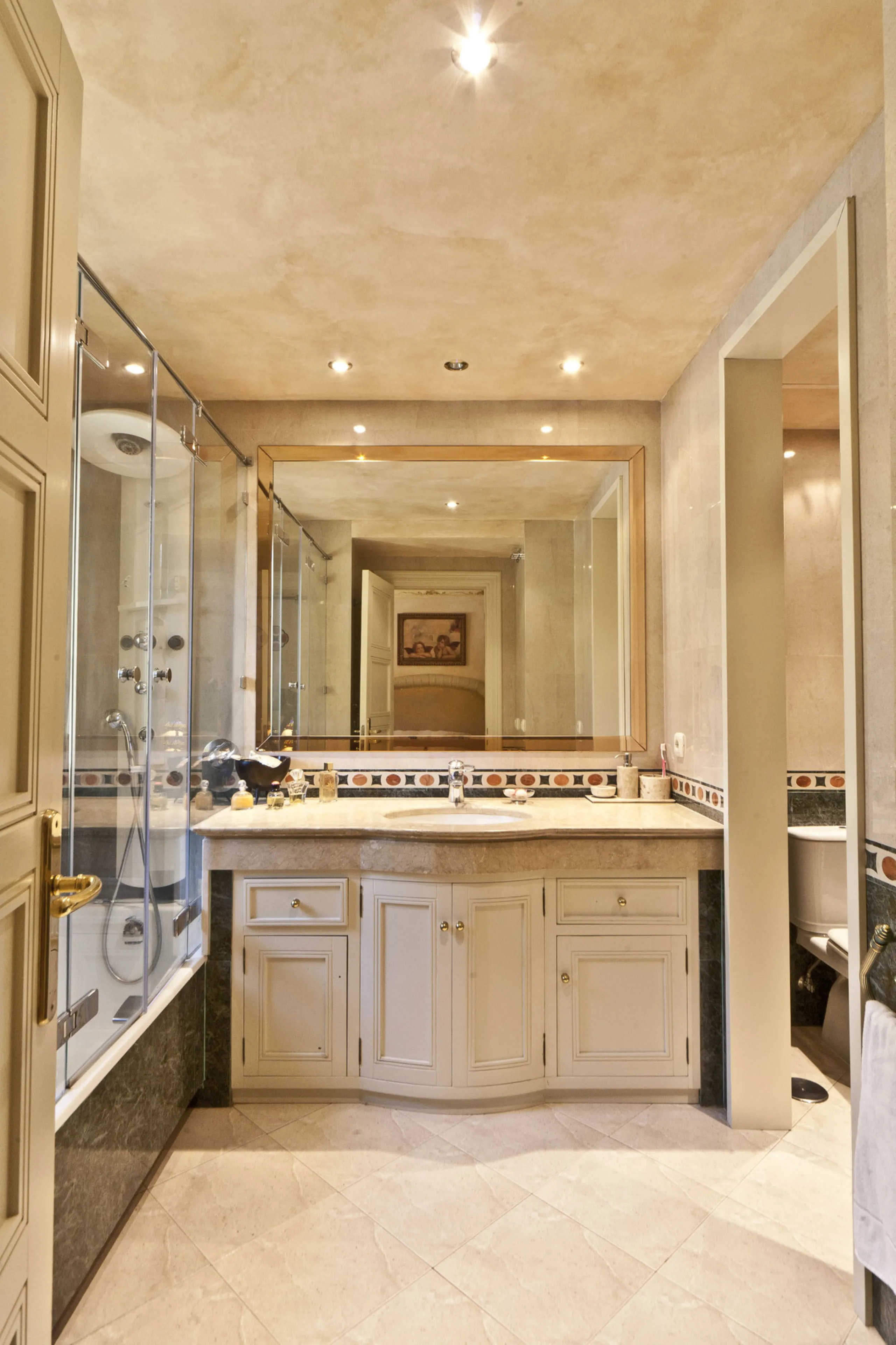 Built in 2002,  is undoubtedly one of the most desirable homes in the area. With an image of luxury and ostentation in true Marbella style, it is characterized by the high quality used in its construction and the large number of artistic details in the de