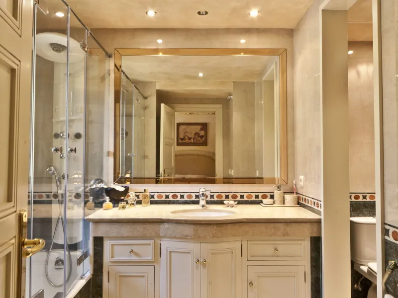Built in 2002,  is undoubtedly one of the most desirable homes in the area. With an image of luxury and ostentation in true Marbella style, it is characterized by the high quality used in its construction and the large number of artistic details in the de