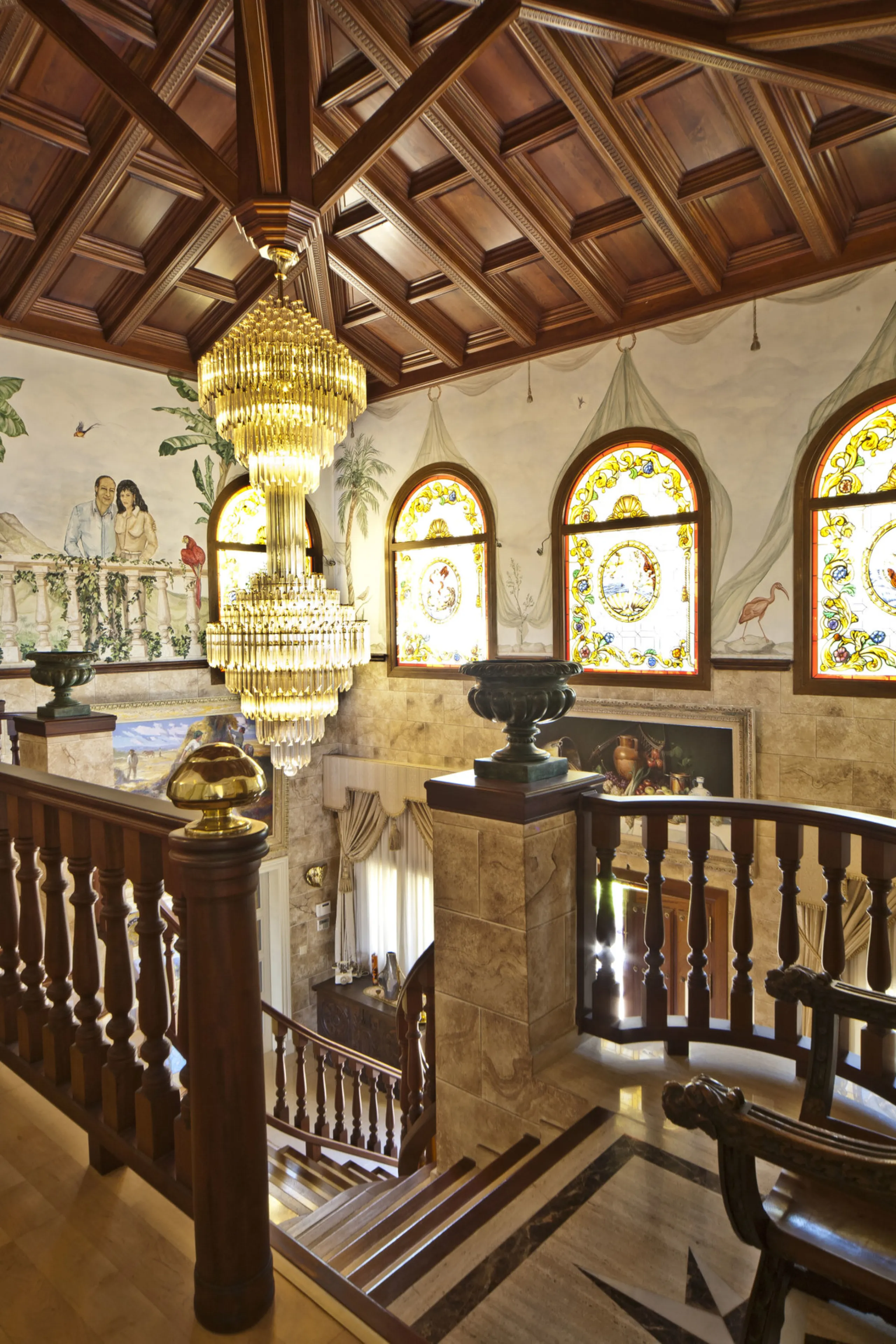 Built in 2002,  is undoubtedly one of the most desirable homes in the area. With an image of luxury and ostentation in true Marbella style, it is characterized by the high quality used in its construction and the large number of artistic details in the de