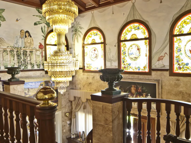 Built in 2002,  is undoubtedly one of the most desirable homes in the area. With an image of luxury and ostentation in true Marbella style, it is characterized by the high quality used in its construction and the large number of artistic details in the de