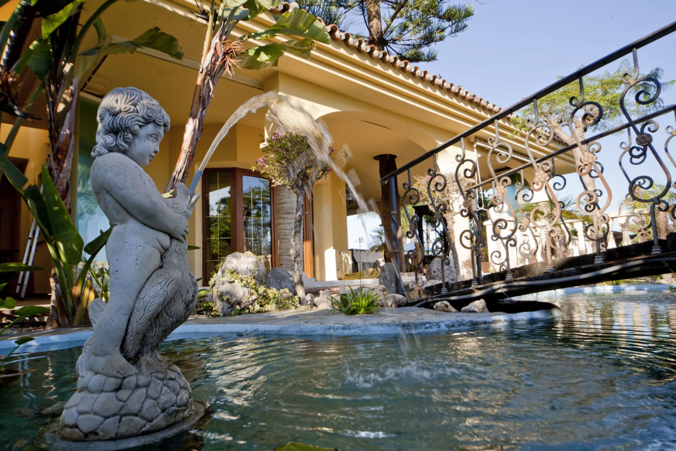 Built in 2002,  is undoubtedly one of the most desirable homes in the area. With an image of luxury and ostentation in true Marbella style, it is characterized by the high quality used in its construction and the large number of artistic details in the de