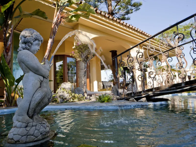 Built in 2002,  is undoubtedly one of the most desirable homes in the area. With an image of luxury and ostentation in true Marbella style, it is characterized by the high quality used in its construction and the large number of artistic details in the de