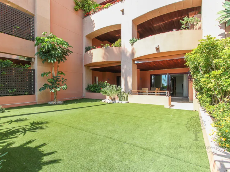 Fantastic ground floor 2 bedroom en suite apartment located within the exclusive 24 hour guard gated community, Malibu.   The community boasts two swimming pools (one heated lap pool and one free form marine pool). Private garage parking for two cars and 