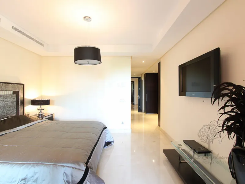 Fantastic ground floor 2 bedroom en suite apartment located within the exclusive 24 hour guard gated community, Malibu.   The community boasts two swimming pools (one heated lap pool and one free form marine pool). Private garage parking for two cars and 