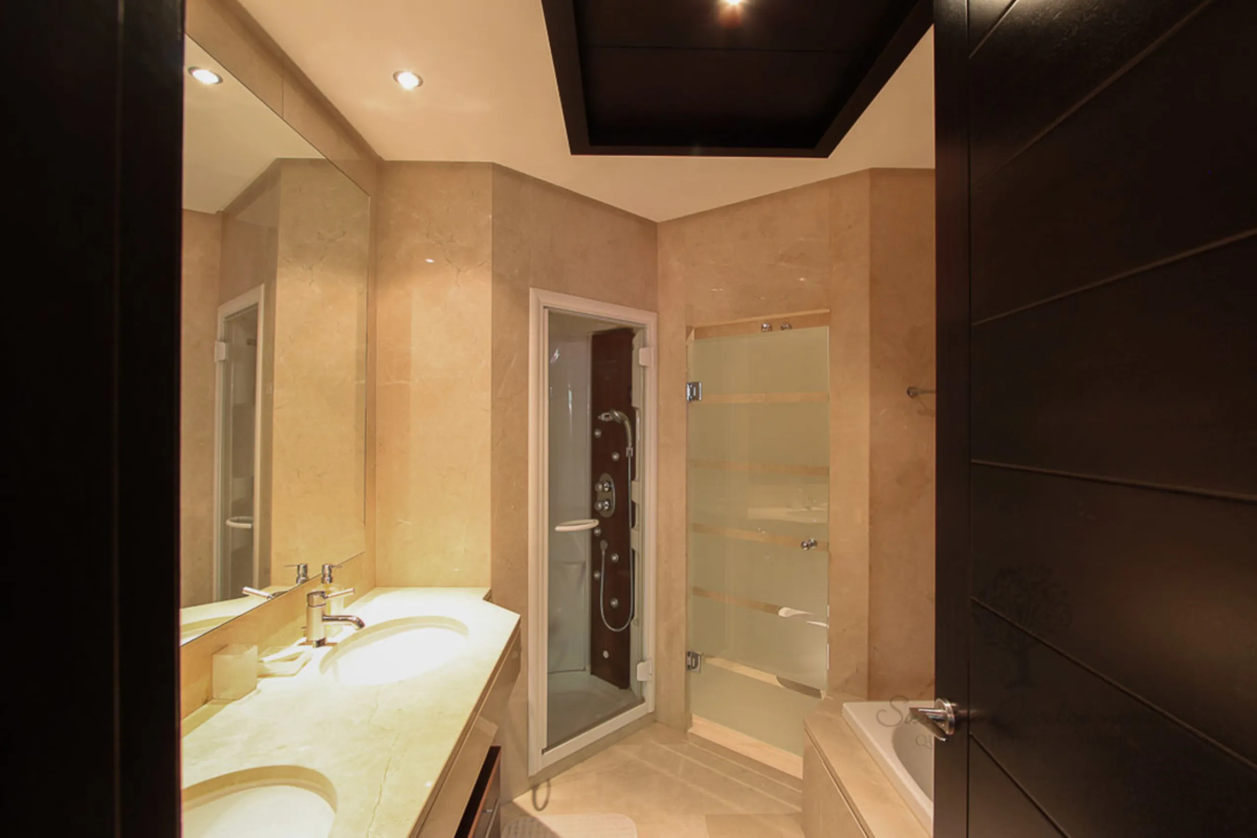Fantastic ground floor 2 bedroom en suite apartment located within the exclusive 24 hour guard gated community, Malibu.   The community boasts two swimming pools (one heated lap pool and one free form marine pool). Private garage parking for two cars and 
