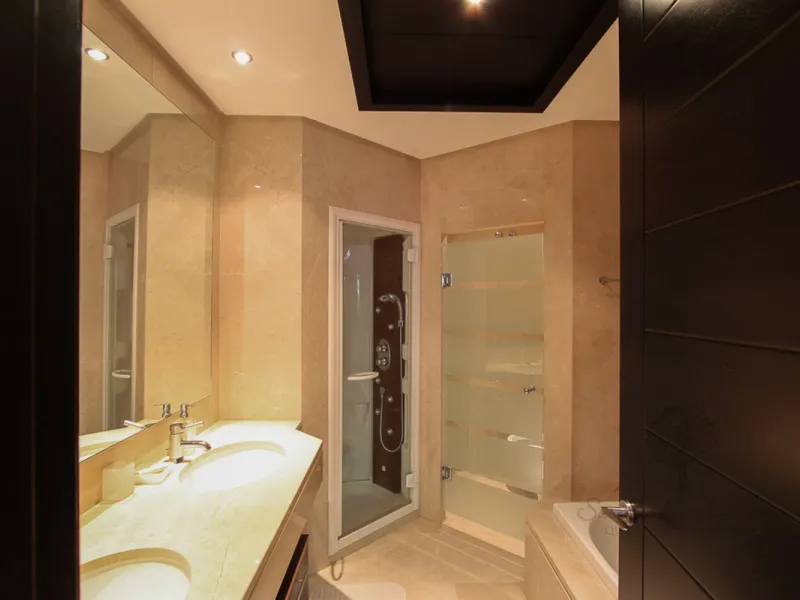Fantastic ground floor 2 bedroom en suite apartment located within the exclusive 24 hour guard gated community, Malibu.   The community boasts two swimming pools (one heated lap pool and one free form marine pool). Private garage parking for two cars and 