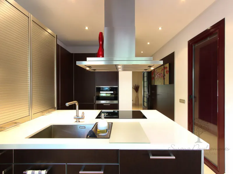 Fantastic ground floor 2 bedroom en suite apartment located within the exclusive 24 hour guard gated community, Malibu.   The community boasts two swimming pools (one heated lap pool and one free form marine pool). Private garage parking for two cars and 