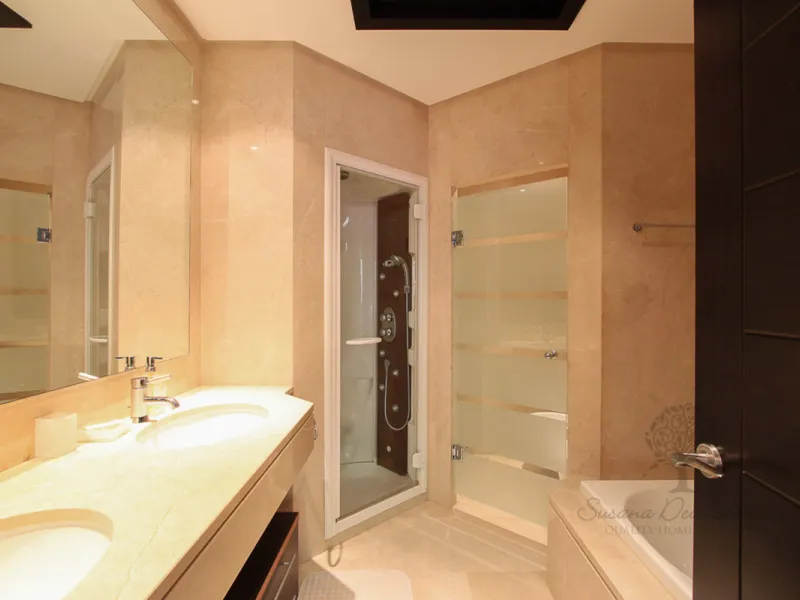 Fantastic ground floor 2 bedroom en suite apartment located within the exclusive 24 hour guard gated community, Malibu.   The community boasts two swimming pools (one heated lap pool and one free form marine pool). Private garage parking for two cars and 