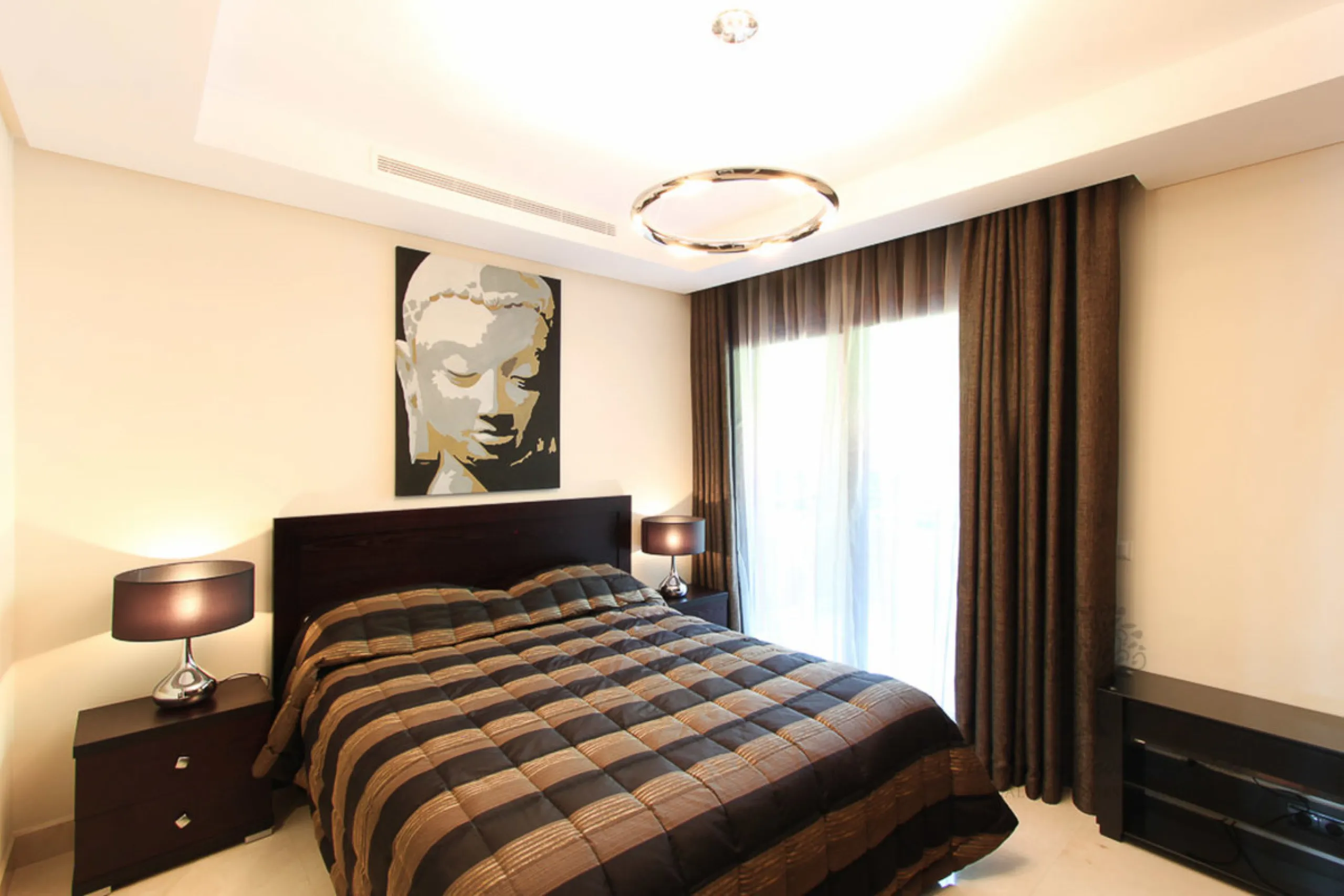 Fantastic ground floor 2 bedroom en suite apartment located within the exclusive 24 hour guard gated community, Malibu.   The community boasts two swimming pools (one heated lap pool and one free form marine pool). Private garage parking for two cars and 