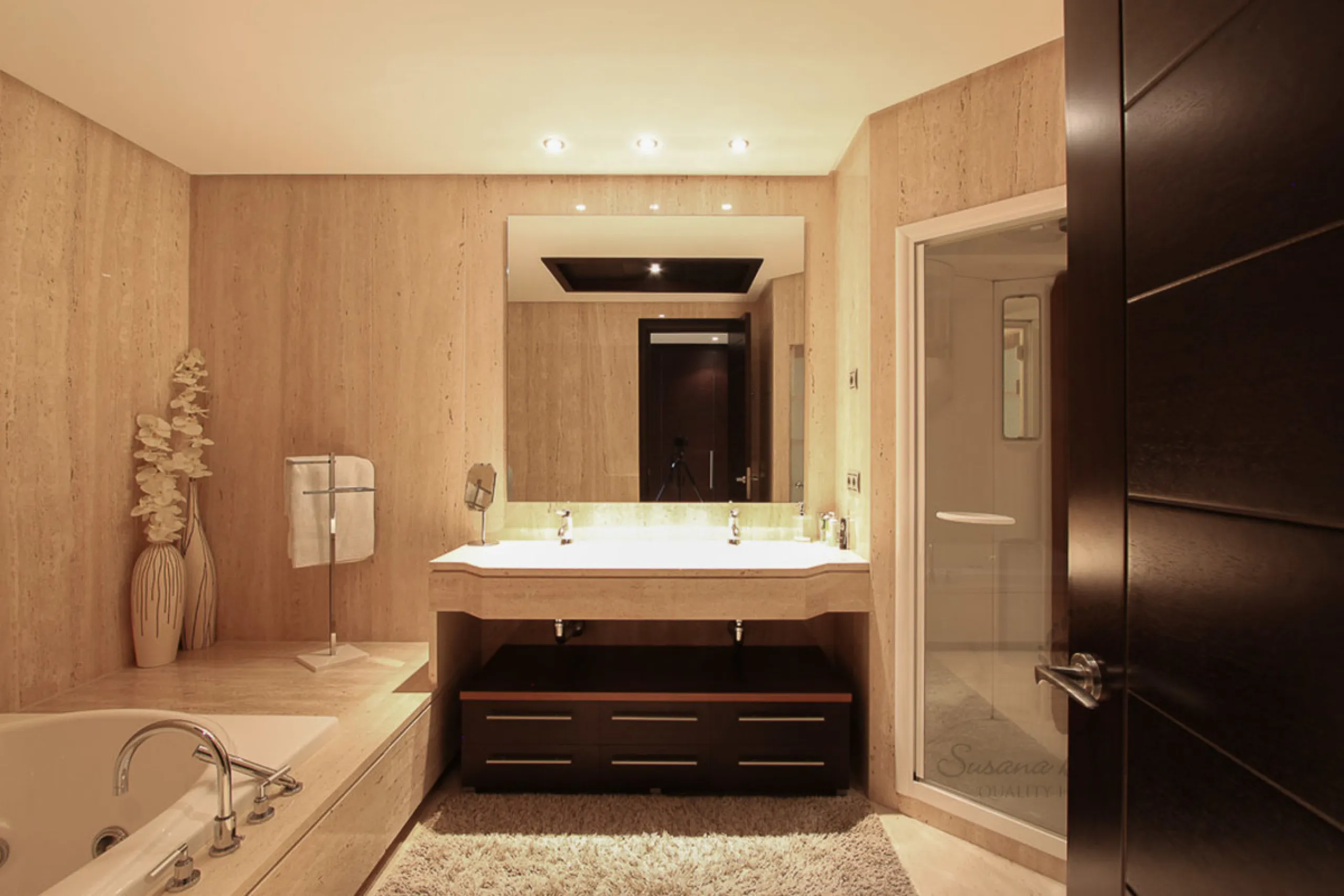 Fantastic ground floor 2 bedroom en suite apartment located within the exclusive 24 hour guard gated community, Malibu.   The community boasts two swimming pools (one heated lap pool and one free form marine pool). Private garage parking for two cars and 