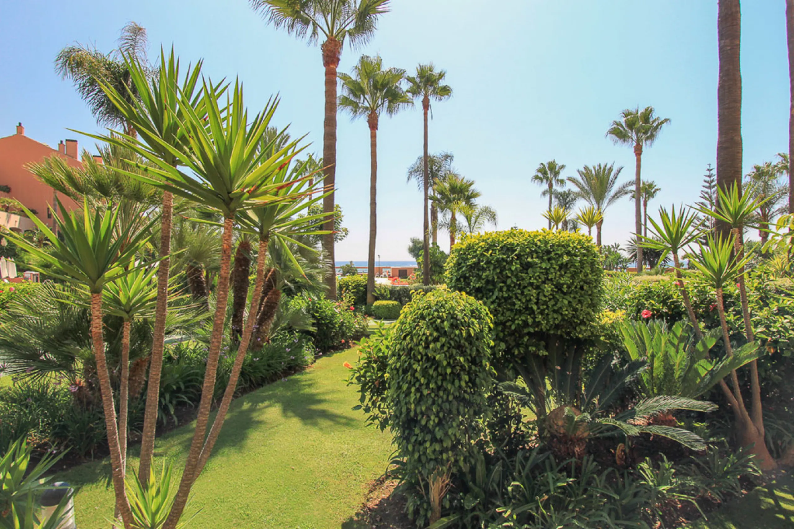 Fantastic ground floor 2 bedroom en suite apartment located within the exclusive 24 hour guard gated community, Malibu.   The community boasts two swimming pools (one heated lap pool and one free form marine pool). Private garage parking for two cars and 