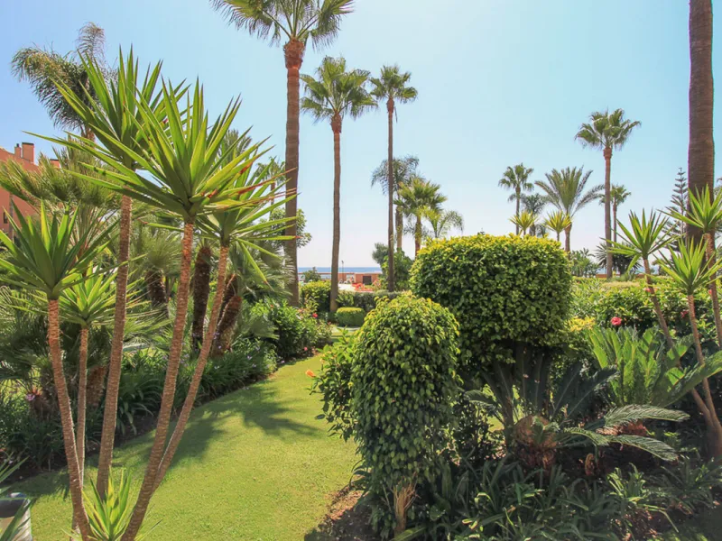 Fantastic ground floor 2 bedroom en suite apartment located within the exclusive 24 hour guard gated community, Malibu.   The community boasts two swimming pools (one heated lap pool and one free form marine pool). Private garage parking for two cars and 