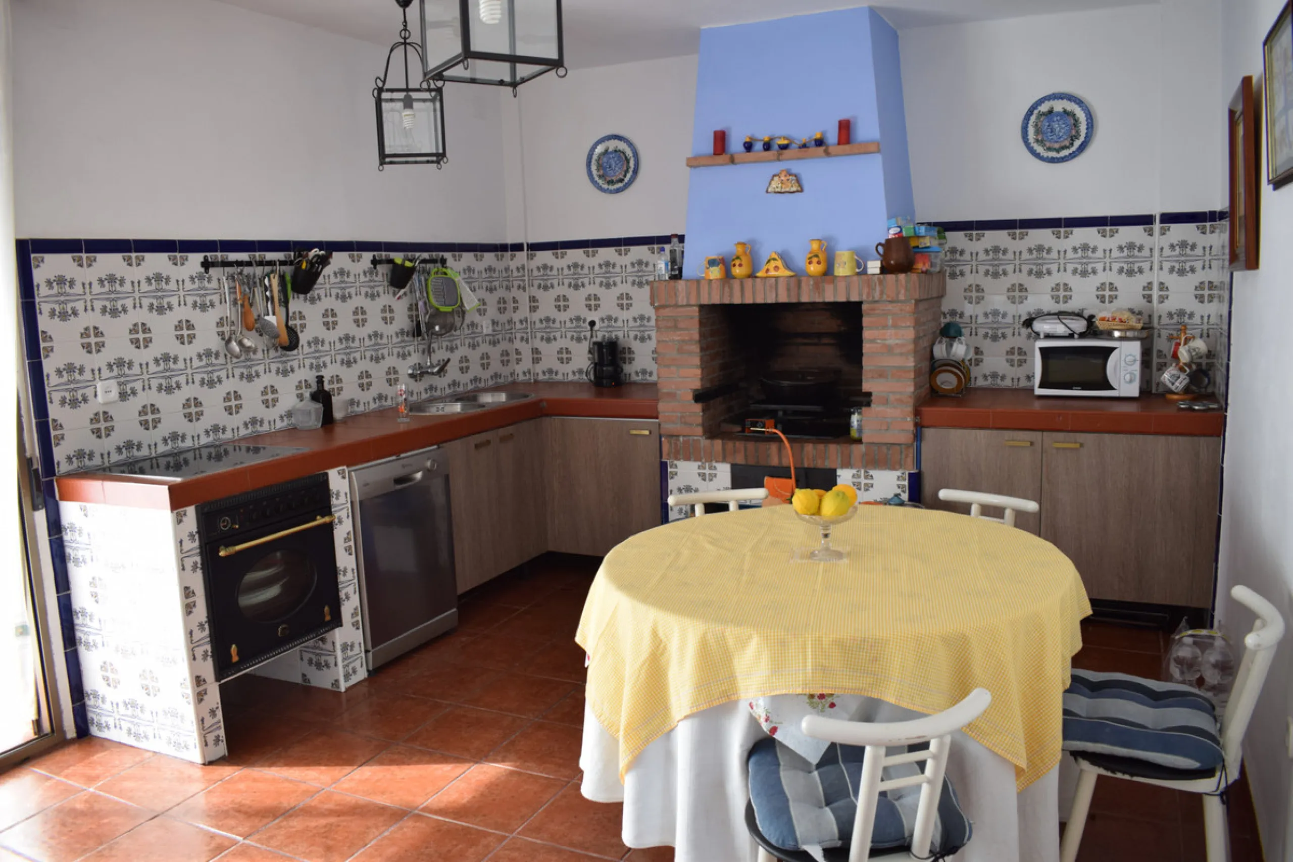8,000 m2 irrigated farm with mango production. The villa has 160 m2 with a 60 m2 solarium, 4 bedrooms all with two windows or balconies (2 on the ground floor and another 2 bedrooms on the upper floor), 2 full bathrooms with window, large living room with