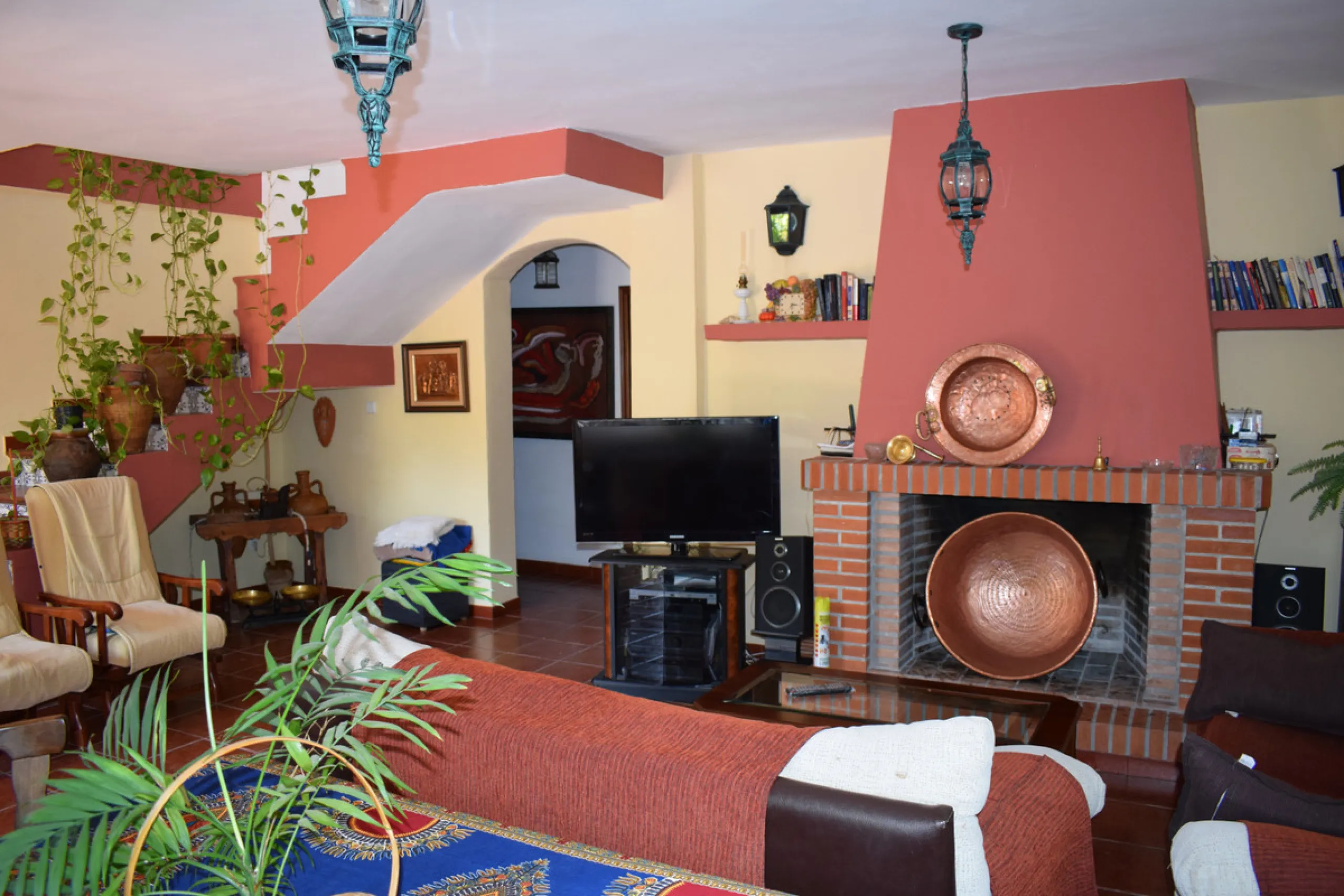 8,000 m2 irrigated farm with mango production. The villa has 160 m2 with a 60 m2 solarium, 4 bedrooms all with two windows or balconies (2 on the ground floor and another 2 bedrooms on the upper floor), 2 full bathrooms with window, large living room with