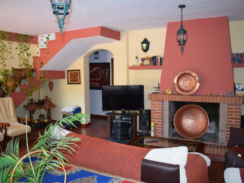 8,000 m2 irrigated farm with mango production. The villa has 160 m2 with a 60 m2 solarium, 4 bedrooms all with two windows or balconies (2 on the ground floor and another 2 bedrooms on the upper floor), 2 full bathrooms with window, large living room with