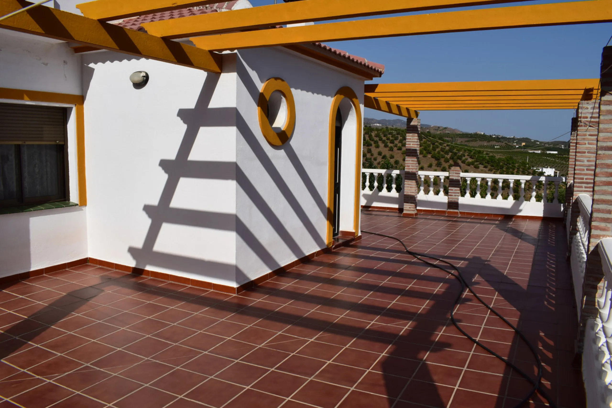 8,000 m2 irrigated farm with mango production. The villa has 160 m2 with a 60 m2 solarium, 4 bedrooms all with two windows or balconies (2 on the ground floor and another 2 bedrooms on the upper floor), 2 full bathrooms with window, large living room with