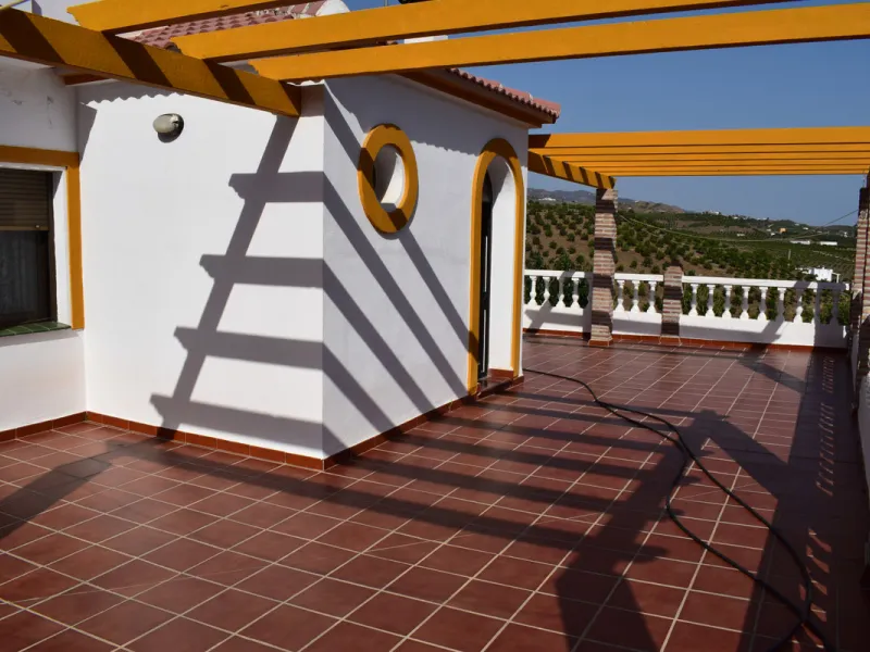 8,000 m2 irrigated farm with mango production. The villa has 160 m2 with a 60 m2 solarium, 4 bedrooms all with two windows or balconies (2 on the ground floor and another 2 bedrooms on the upper floor), 2 full bathrooms with window, large living room with